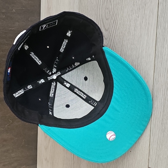 ✨️SOLD✨️New Era MLB Seattle Mariners Fitted 7 1/4 Ball Hat - Picture 6 of 10